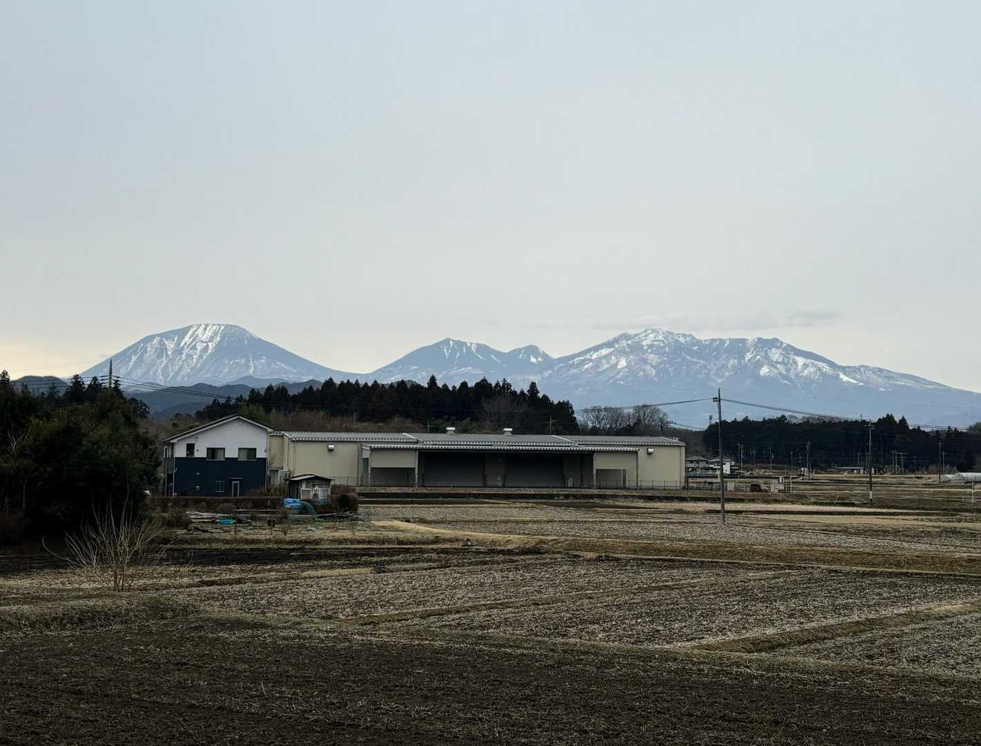 城山山頂では雲に覆われていましたが
下山後は雲がひいて日光ファミリー❄️⛰️❄️
雪解けが待ち遠しいです
駐車場🅿️までの舗装路から📷✨
