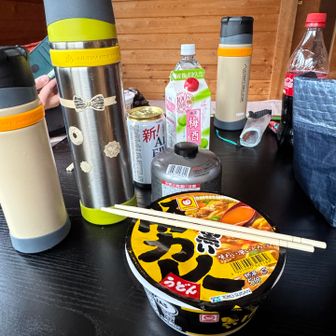 早めのお昼でカップ麺を補給。
しばし休憩後、硫黄岳を目指し身支度します。