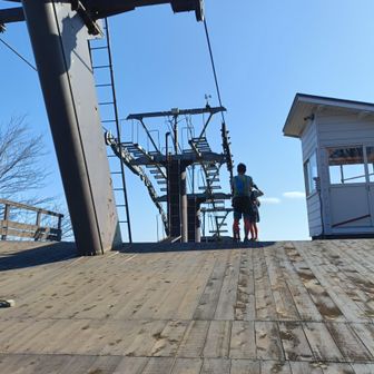 スキー場のリフト施設にて。下を覗くと崖に近い急斜面。雪が積もればなだらかになるようだ。
