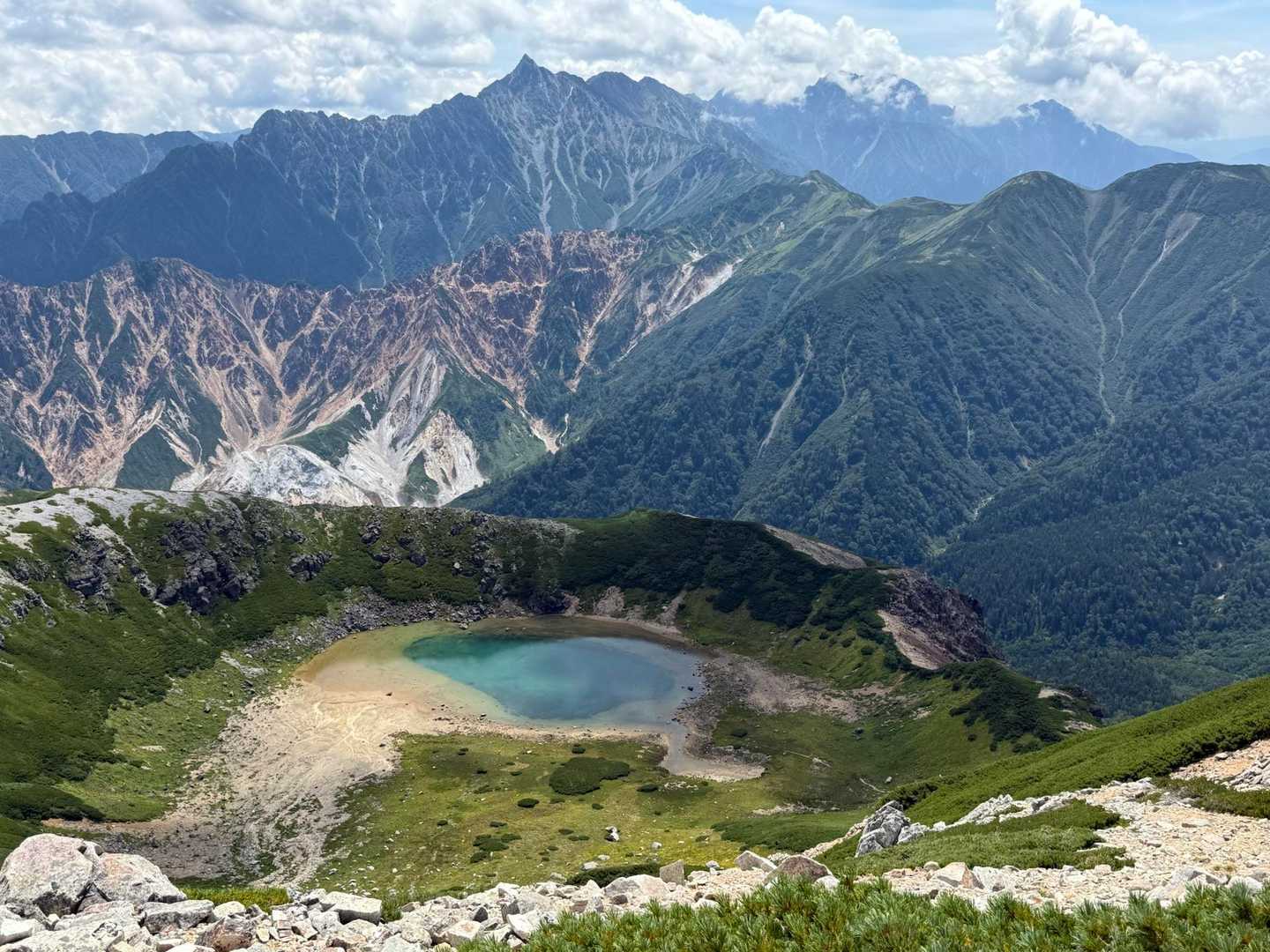 鷲羽岳山頂から見える鷲羽池です