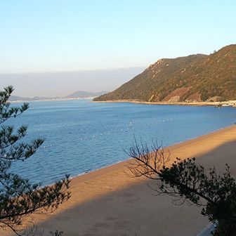 波音がよく聞こえます。気持いい！
右の山は矢出山です。