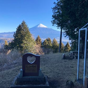 恋人の聖地モニュメント？
❤️の中に富士山を入れて写真を撮る🎶👍