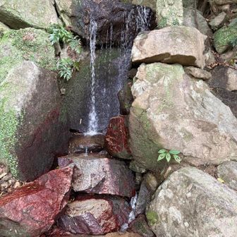 道真公が山から降りてきて水浴びをしたと言われる滝