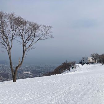 白い建物がロープウェイ山頂駅
小樽の街と海が一望