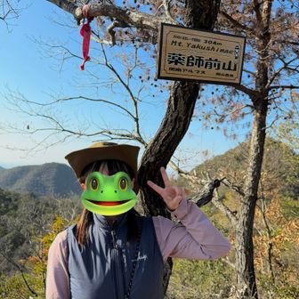      二人の女性が写真を撮り合いっこしてみえたので
                 お二人の写真を🤳はいチーズ！

                   私も撮ってくださいました😉
                           お言葉に甘えて✌️🐸 
                   ありがとうございました😊

　         おやつ交換をして、一緒にお喋りして
                         楽しい時間を過ごして
                  ここで一旦別々の方向へ👋🐸

                                   一旦🤔？
                              そうなんです😅
                         ここで一旦なんです😅

