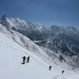冬道の方も稜線近くまで来るとまぁまぁの斜度になり、高気温でユルユルになった雪はワカンを履いていても膝くらいまで埋まりとても歩き辛くしんどかったです💦
バックカントリースキーのオニーサン達が槍穂高の絶景をバックにグングン登ってきます。やっぱり浮力はスキー＞スノーシュー＞ワカンですね！　因みにワタクシだけワカンで他の登山者は全てスノーシューでした。この時期このルートを登るならワカンではなく絶対スノーシューがオススメです。
スキーの出来ないワタクシは全然沈まないスキーを羨ましく思いながら見送りました😂