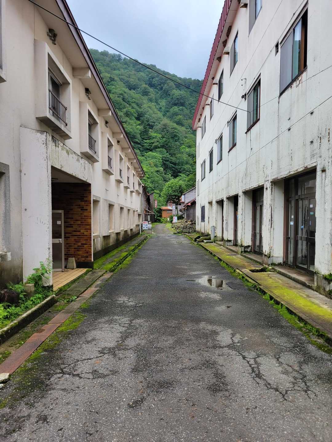元湯の建物の間を抜ける