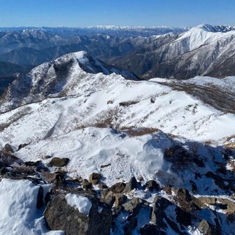 左寄りの頂上が隠居倉
行けそうに見えるけど簡単には登らせてくれませんでした