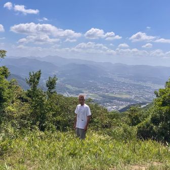 山頂から英彦山をバックに📸
