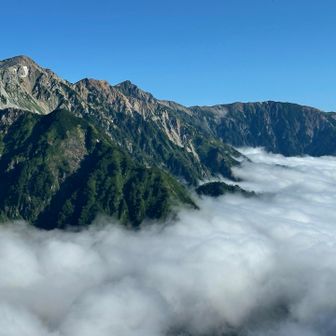 白馬三山や小蓮華山。雲海がだいぶ上がってきた