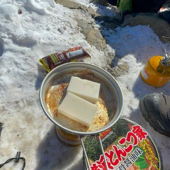 お正月の余ったお餅。
焦げないアルミホイル忘れたので、豚肉の脂で！
どうかな？