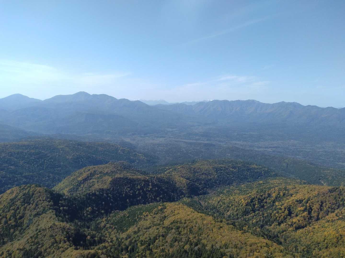 西クマの肩からの絶景　写真にしたら100枚ぐらいつなぎ合わせないと表現できません　視界には南クマ、ウペペ、ニペ、その奥に十勝岳連峰、トム、石狩連山、大雪、北大雪、東大雪カルデラ、一面の紅葉が広がります　足が止まって見るとはこのことです、
