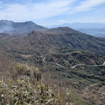 高岳と、噴煙を上げる中岳火口　遠景は祖母山