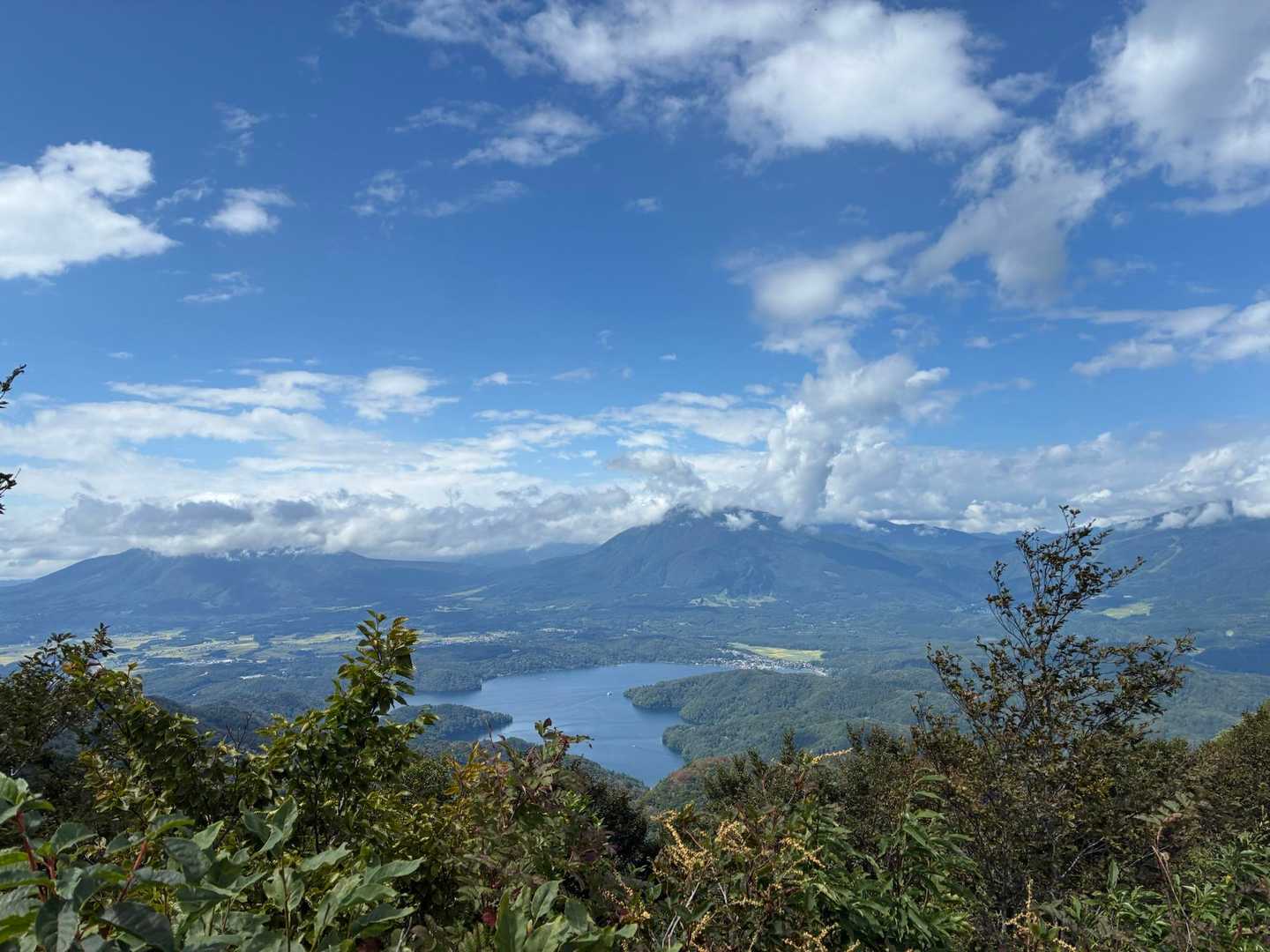 見晴らしの良い場所から黒姫山と野尻湖