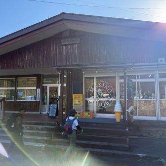 お土産物やさんに立ち寄る。
柿が安かった（9個300円）ので三人でわけわけ。ゆかりんは、一人で９個購入😂