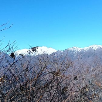 吾妻耶山山頂。
奥:仙ノ倉山。
※武尊山や日光白根山等々も見えました。南方面は樹林で見えず。
