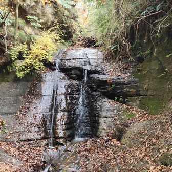 朝比奈切通入口にある滝、夏は水量が多いと思う