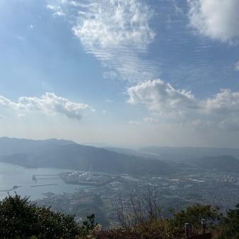 柳井市方面
景色を見ながらお昼ご飯を食べていると一人の登山者の方が登ってこられ山の話から歴史的な話まで
色々なお話し聞かせてくださって楽しかった😃