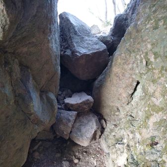 これ本当要注意です。

神座の窟の中に入る際
石積の段差が意外とあり、
しかも足の踏み場が狭いです。

これ気を付けないと
思わぬ怪我をしかねないので
此処を出入りする時は
細心の注意を払って通り抜けてね🤨