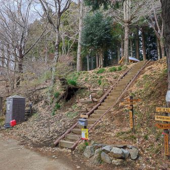 お堂から階段で降りると、尺里峠に簡易トイレが二つ有りました。