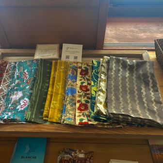 ヒュッテみさやま　週末は営業
お目当ての手ぬぐい！！
インド綿を使った伝統的なハンドブロックプリント製　山小屋で出会わない柄もいい
まこさんという方が買い付けているそうです。
ヒュッテみさやまのプリントとループと付いています。