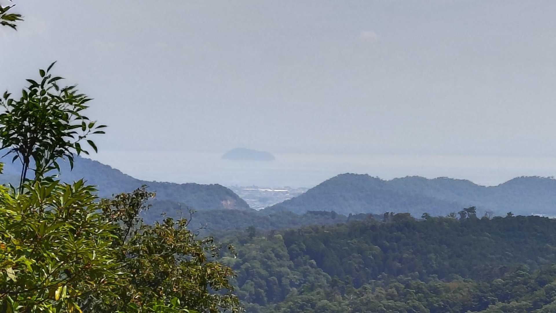下山途中…うっすら竹生島