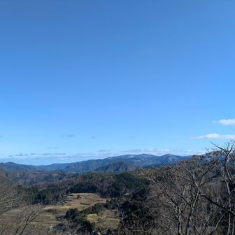 これぞ田舎段々畑に　遠く三川山や蘇武岳