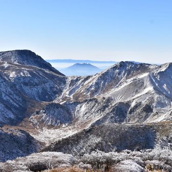 くじゅう連山の間から根子岳✨
にゃんと美しい景色