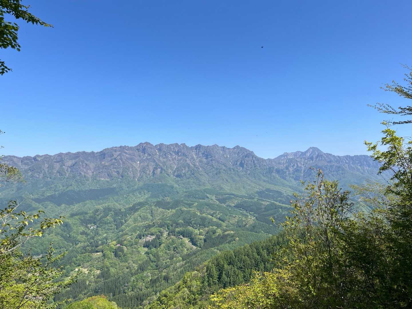 途中に視界の開けた展望スポットがあり戸隠山が一望できます。見るからに険しい。いまごろ多くの人が登ってるんだろうけど私には厳しそう。