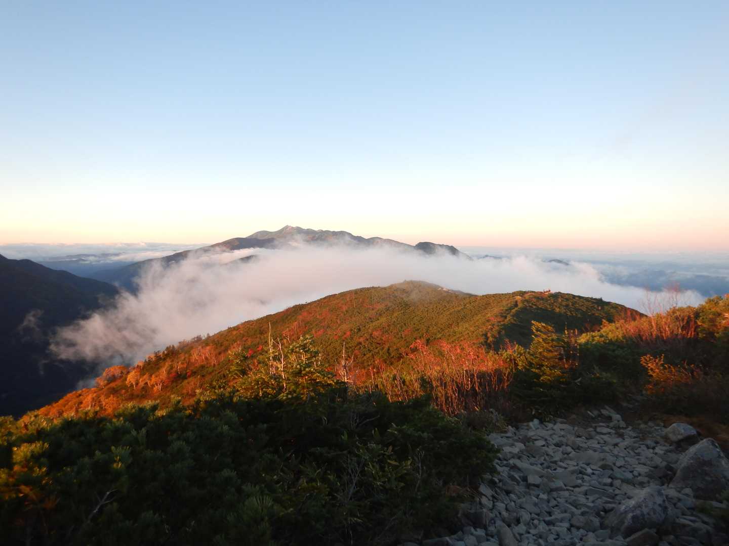 西穂高岳 | 峻険な12の岩峰が連なる稜線を越えて、ジャンダルムと対峙する頂への写真