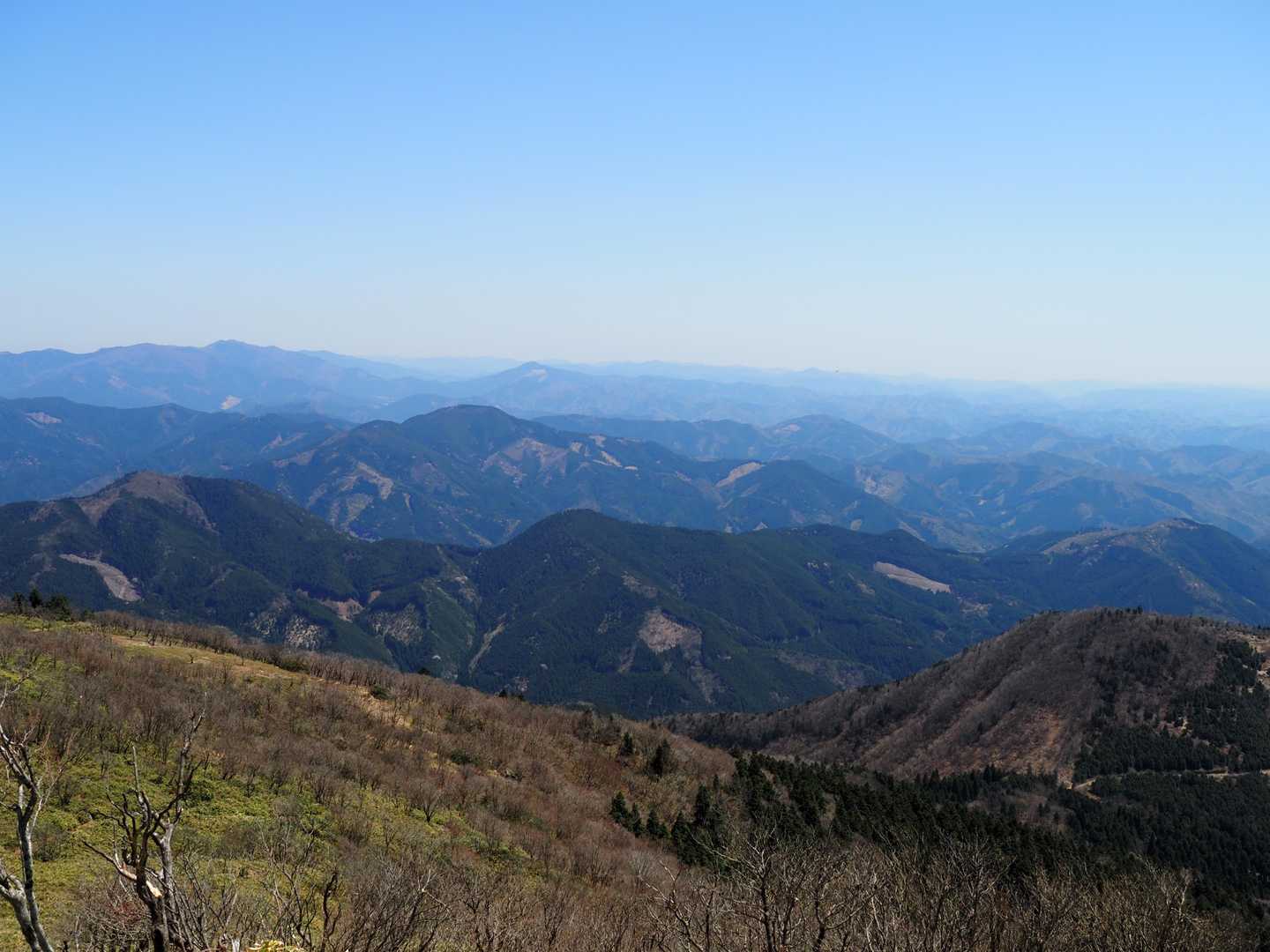 此方はＢコースの方で、後山や日名倉山、先日の袴ヶ仙も見えていました。😃🎵