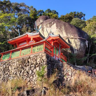 神倉神社とゴトビキ岩（御神体）