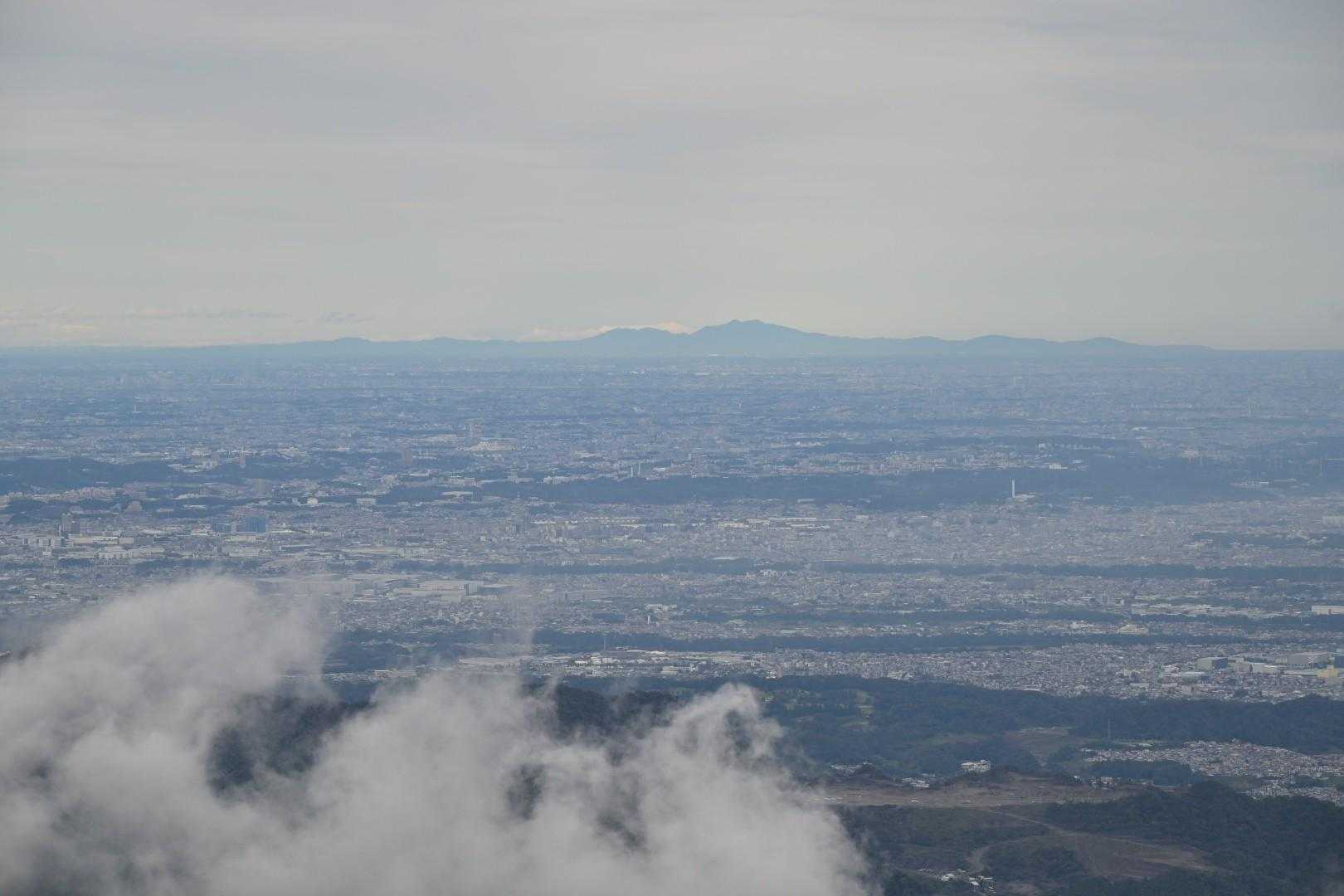 筑波山～

曇っているけどよく見える
それにしても関東平野は広大
あの広い濃尾平野の9.4倍もあるそう