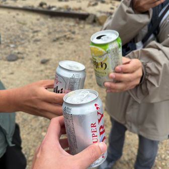 登山仲間の友人が偶然にも同じ山に。雨の中到着してみんなでテント張りを手伝い、雨が止んでから乾杯！山の出会いに感謝。