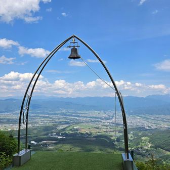 八ヶ岳～南アルプスまで見渡せます

誰もいないのをいいことに🔔ガンガン鳴らしておきました(笑)

🐻対策の一環も兼ねて…😅