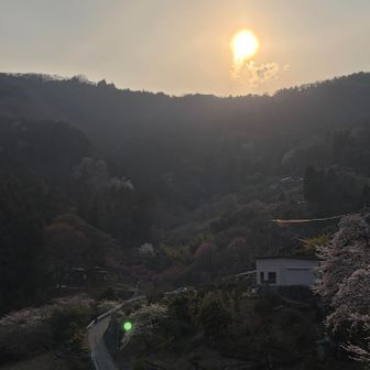 夕日の切ない景色ですね
名残惜しいですがコレにて下山します

駐車場🅿️の近くの売店で缶コーヒーを買いました

旅の疲れにしっくりくる味わいで沁みました

