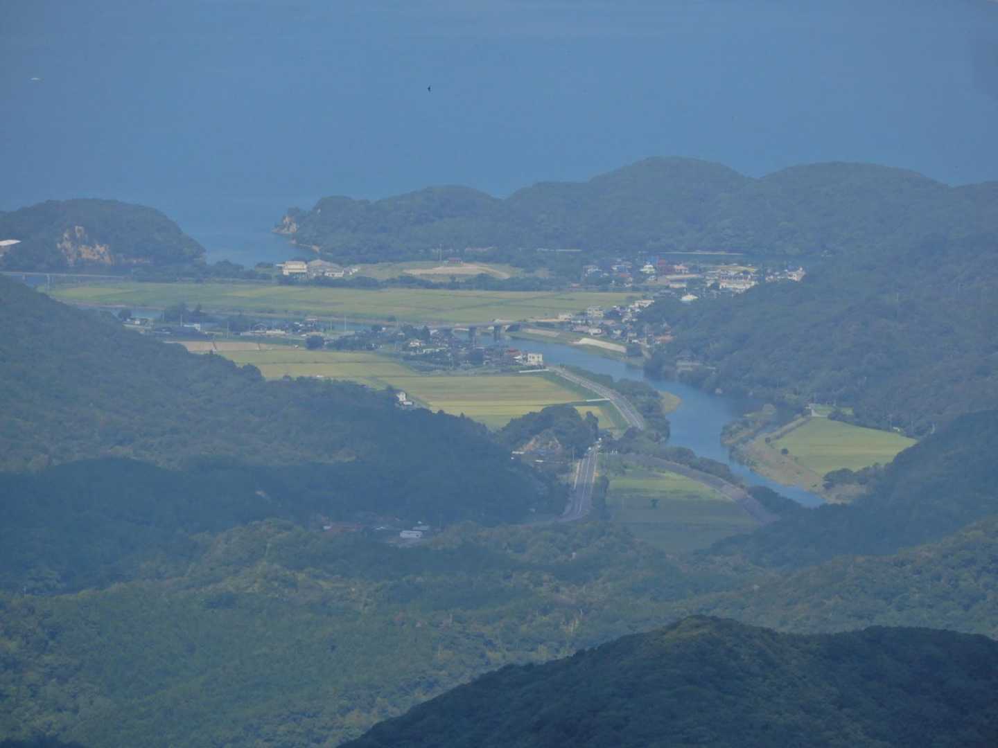 伐採された北面からは、粟野川の河口に串山
懐かしいな～ 😄🎵