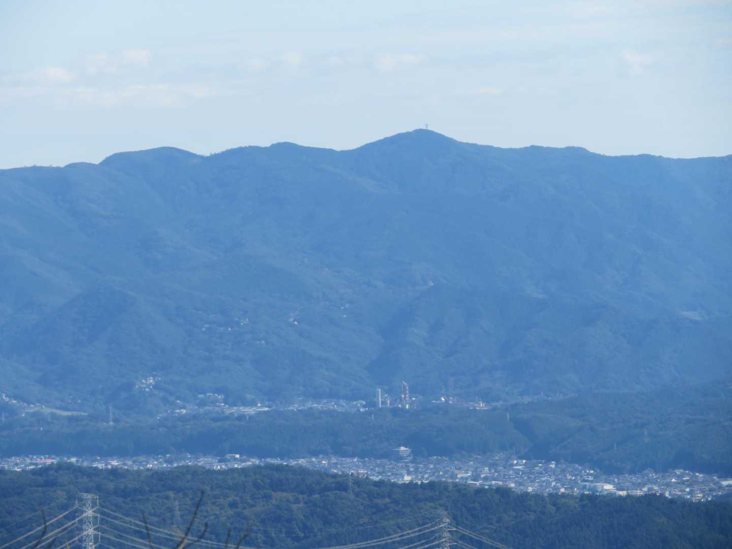 秩父市街と丸山(中央)