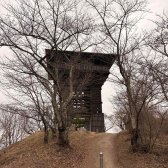 光城山から長峰山に向かうと裏側に出る