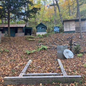 反対側にしばらく下ると、謎の緑色の建物群が見えてきた…

あっ、ここ神社だったのかな
鳥居⛩️が根本からぼっきり折れてバターンってなってる(語彙力)

五天山神社の跡地なんですね
どうやら有名な心霊👻スポットのようで…
なんにも感じない人なので、廃墟化してる建物を色々観察してきました😆