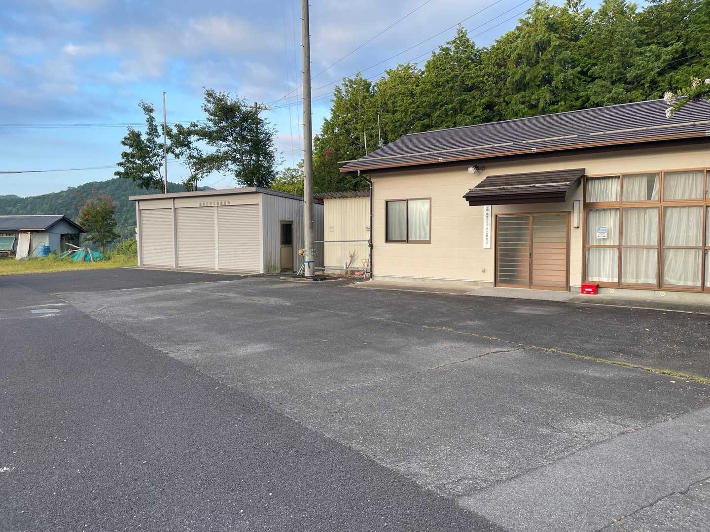姫栗ふれあい広場の駐車場（無料）は、舗装部分だけでも10台くらいは停められます。非舗装部分も結構広いです。お手洗いあります。水出ます。紙あります。電波届きます。
