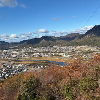 山頂の岩の上から佐波川　楞厳寺山　西目山　右田ヶ岳