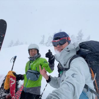 ピークハント！
山名板は見つけられなかったがまだ雪が少ないのでおそらく背の高い木の上にあるはず！？💦