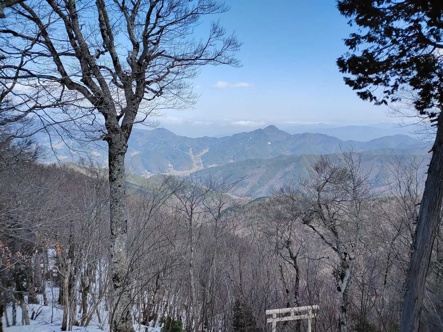 山頂からは冠着山などが見えます。
