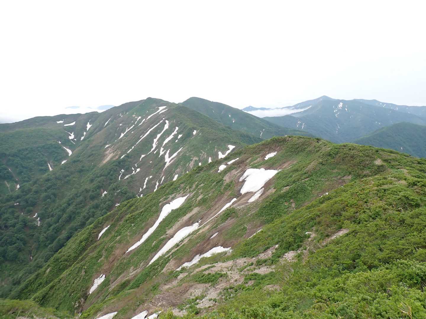 頂上から見える神室山