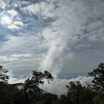 まだ雲に覆われてるけど、チラッと琵琶湖
時間と共に雲が抜けるの期待☺️
