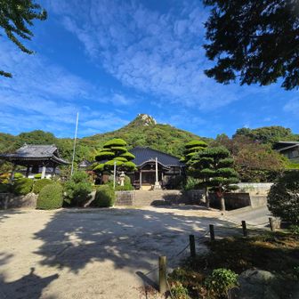 天徳寺の門を潜ると真正面に石船山