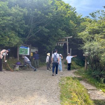 西島駅着
ここから３方向に登山道が別れます
鳥居⛩️をくぐれば大劔道コース
鳥居⛩️の右側が遊歩道コース