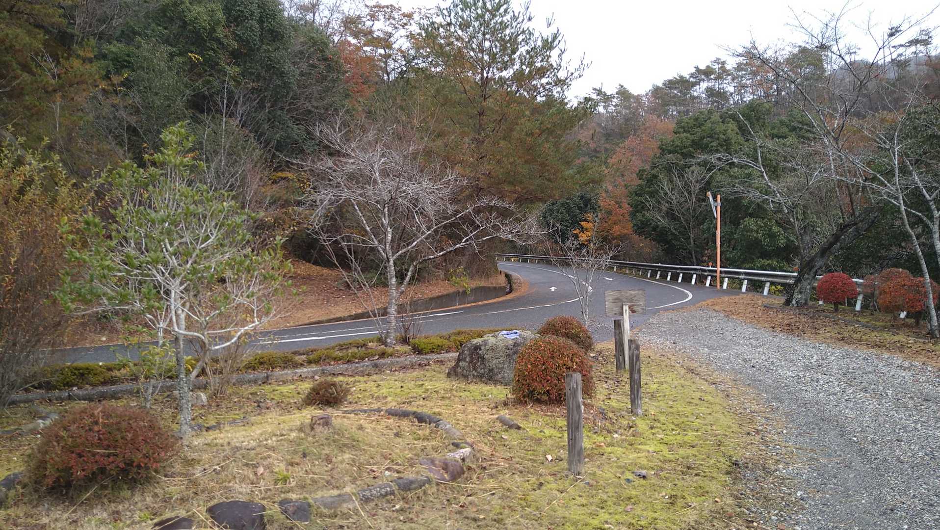 戻ってきました。
宝田山って天気ではないので南へ逃げておかわり登山です。
