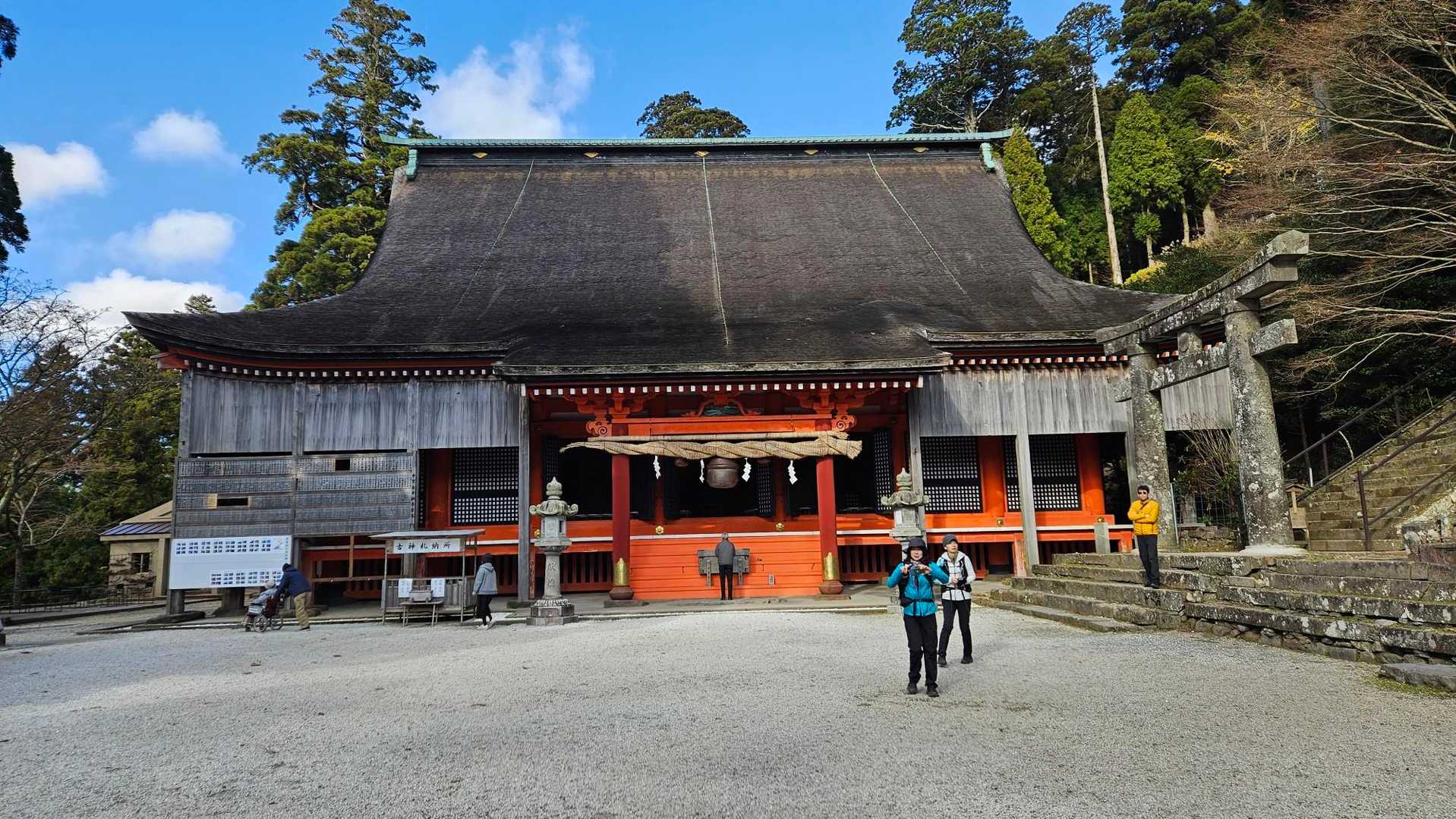 奉幣殿
英彦山神宮の中心的建物です
もと小倉城藩主細川忠興公が再建したものらしい
細川忠興は上野焼も広めた人とこの前書いてあったような
(熊本城藩主になる前のことです)